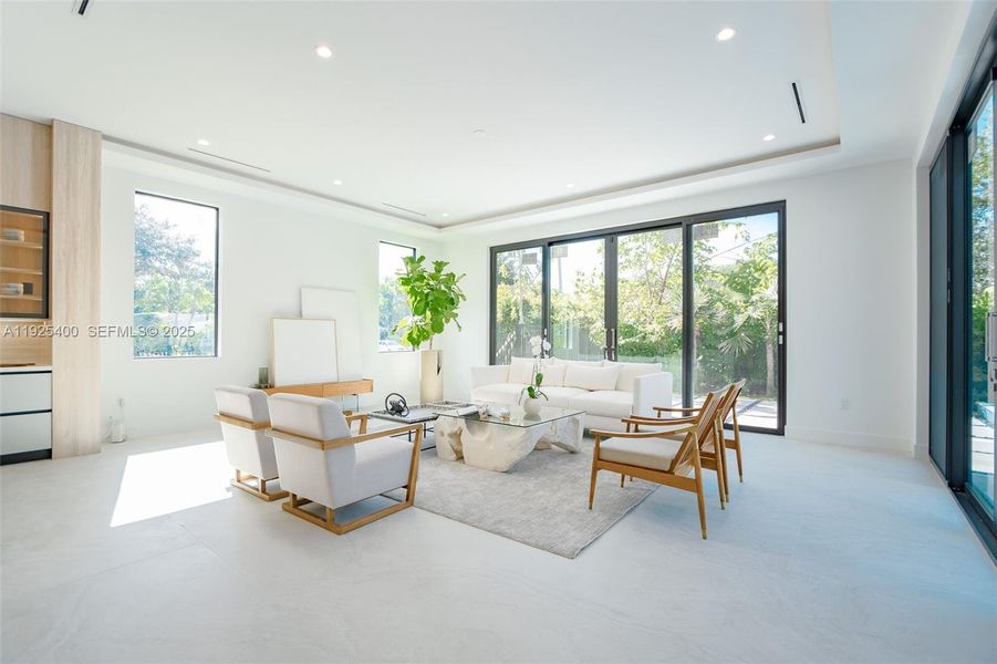 Oversize Family Room with natural light and overlooking to the pool Oversize Family Room with natural light and overlooking to the pool