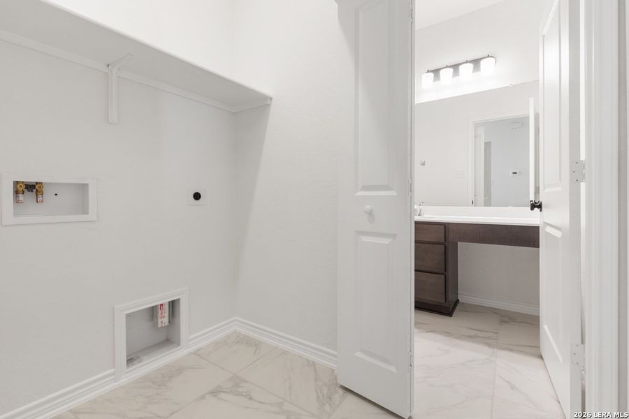 Spacious, unfurnished interior of a new home in Punta Verde, Converse (Image 22).