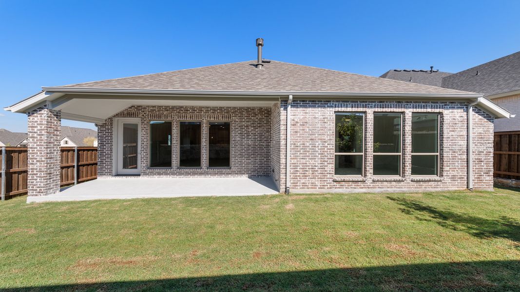 Exterior details and patio area of a home in Hillstead 50', Lavon (Image 4).