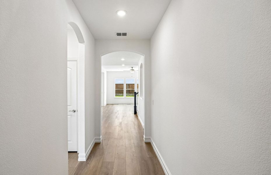 Spacious, unfurnished interior of a new home in Creekview Meadows, Pilot Point (Image 20).