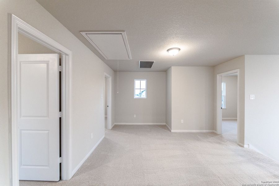 Spacious, unfurnished interior of a new home in Hennersby Hollow, San Antonio (Image 13).