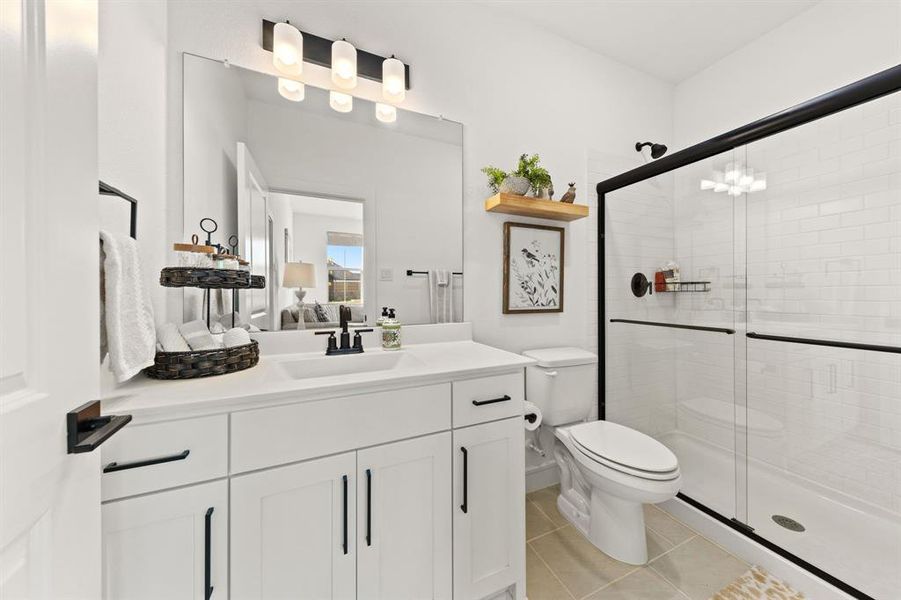 Full bathroom inside the guest suite with modern finishes