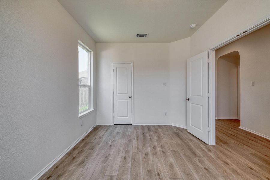 Spacious, unfurnished interior of a new home in Sonterra - Cool Water, Jarrell (Image 17).