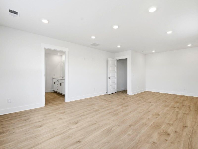 Spacious, unfurnished interior of a new home in , Summerville (Image 25).