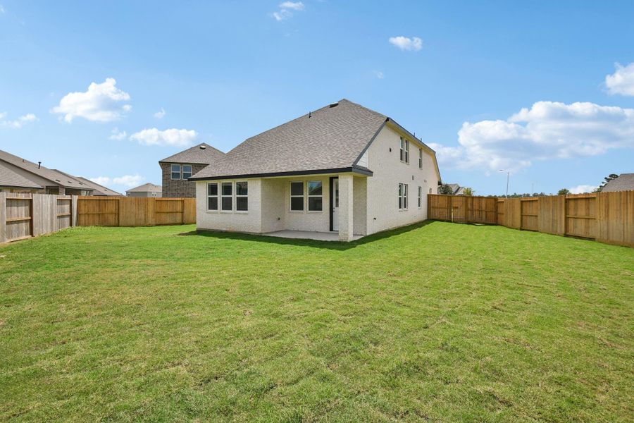 Huge backyard! Huge backyard!