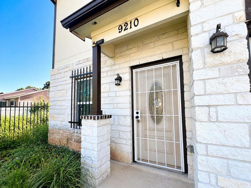 Exterior details and patio area of a home in , Houston (Image 15).