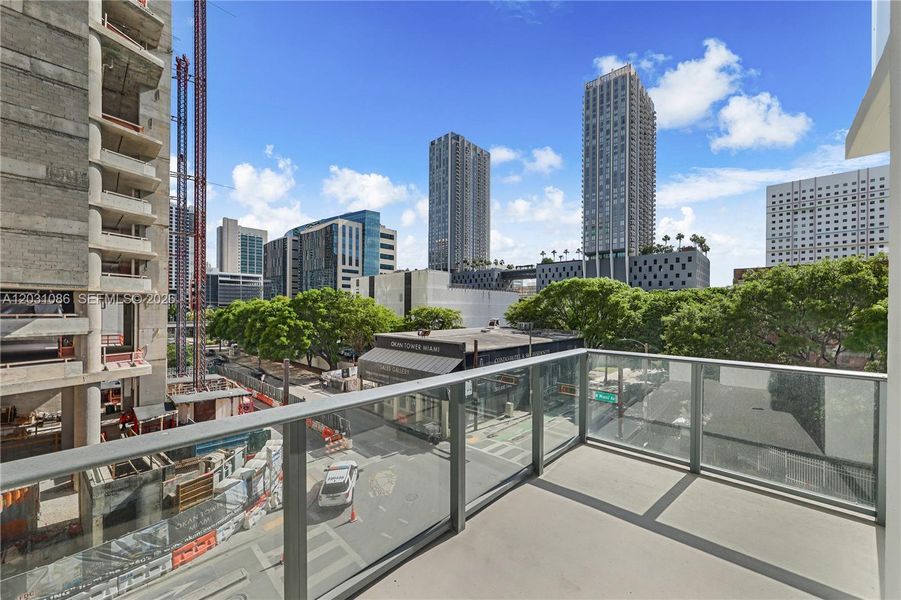 Condo located in Miami, FL showcasing its design and architecture (Image 4).