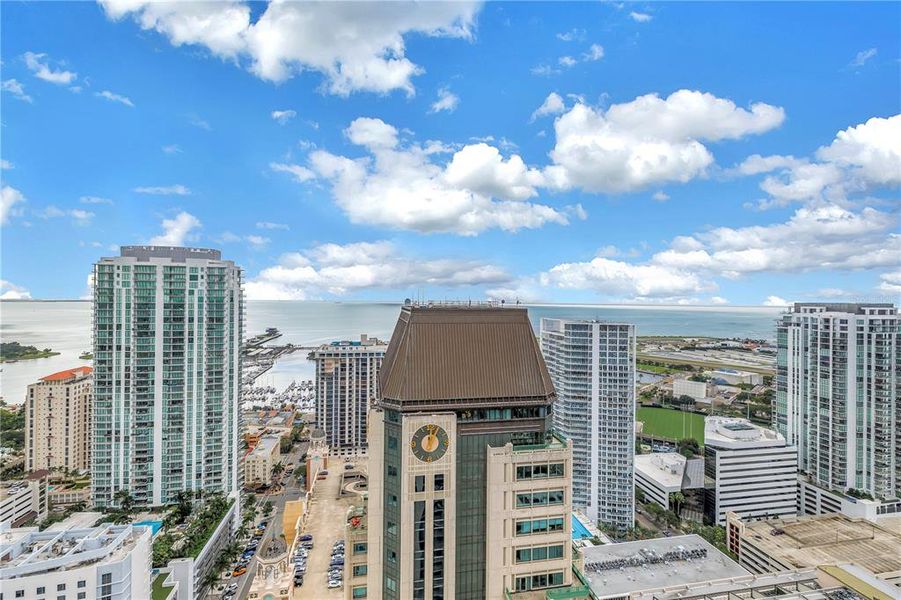 Condo located in St. Petersburg, FL showcasing its design and architecture (Image 32).