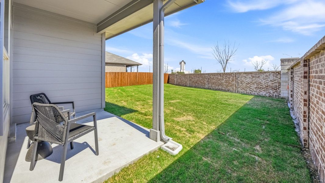 Exterior details and patio area of a home in Trails of Elizabeth Creek, Fort Worth (Image 3).