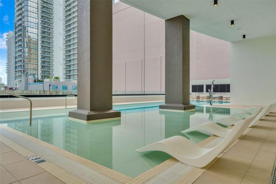 Condo located in Miami, FL showcasing its design and architecture (Image 4).