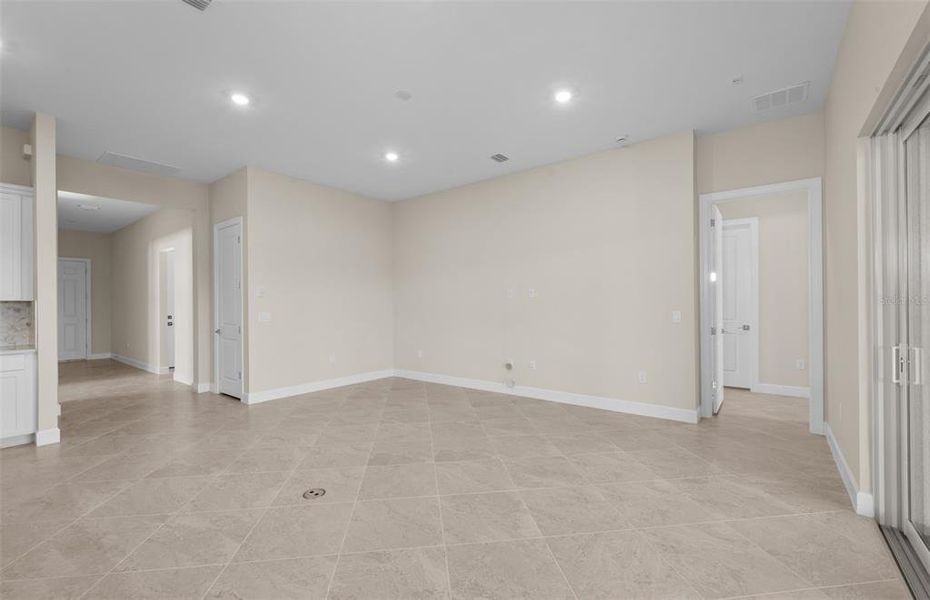 Spacious, unfurnished interior of a new home in SeaFlower, Bradenton (Image 28).