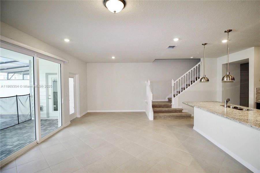 Spacious, unfurnished interior of a new home in , Clermont (Image 19).