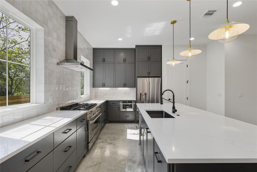 Large Island can seat 5 stools Large Island can seat 5 stools