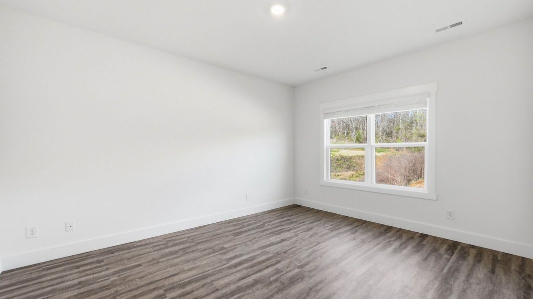 Spacious, unfurnished interior of a new home in Saint Andrews Garth, Kingsport (Image 13).