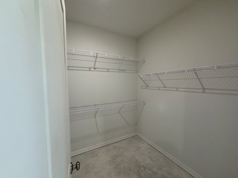 Spacious, unfurnished interior of a new home in Seminole Bend, Pensacola (Image 9).