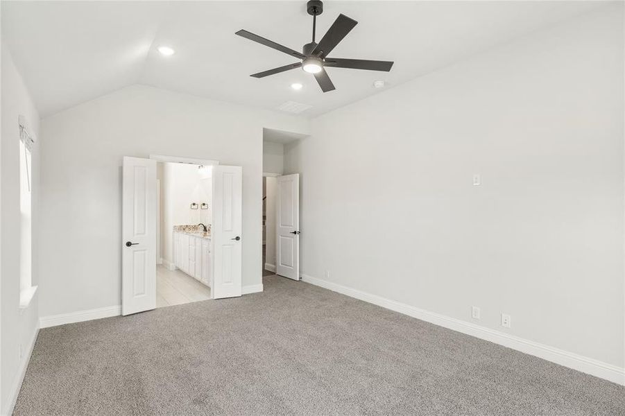 Spacious, unfurnished interior of a new home in Chaparral Park, Oak Point (Image 28). Spacious, unfurnished interior of a new home in Chaparral Park, Oak Point (Image 28).