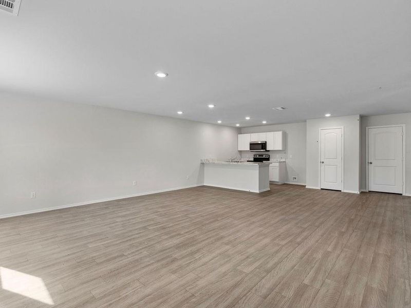 Spacious, unfurnished interior of a new home in Shirey Forest - Branches, Lufkin (Image 7).