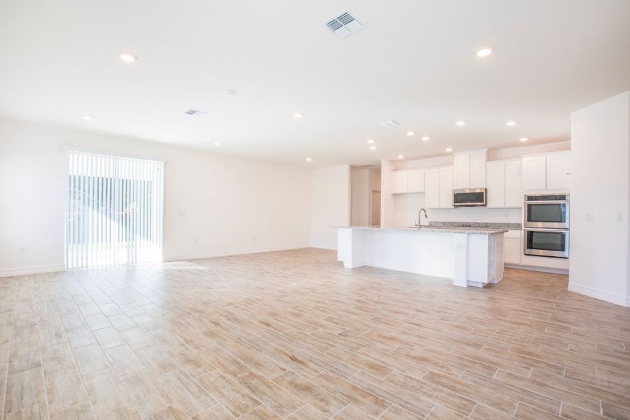 Spacious, unfurnished interior of a new home in Cape Coral, Cape Coral (Image 13).
