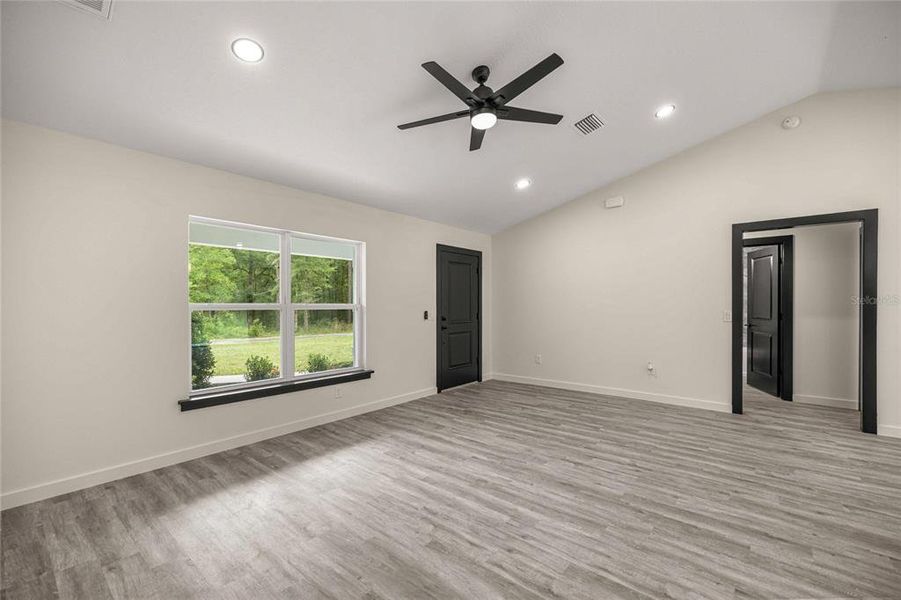 Spacious, unfurnished interior of a new home in , Ocala (Image 14).