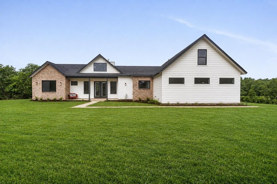 Modern farmhouse charm meets expansive green space in this inviting suburban residence. Modern farmhouse charm meets expansive green space in this inviting suburban residence.