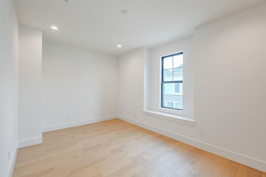 Spacious, unfurnished interior of a new home in Timbergrove Trails, Houston (Image 32).