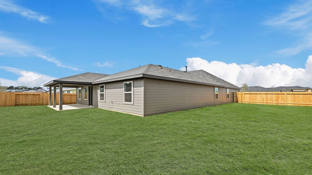 Exterior details and patio area of a home in Silverthorne, Conroe (Image 7).