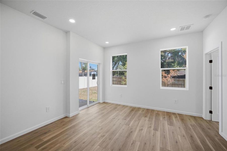 Spacious, unfurnished interior of a new home in , Tampa (Image 18).
