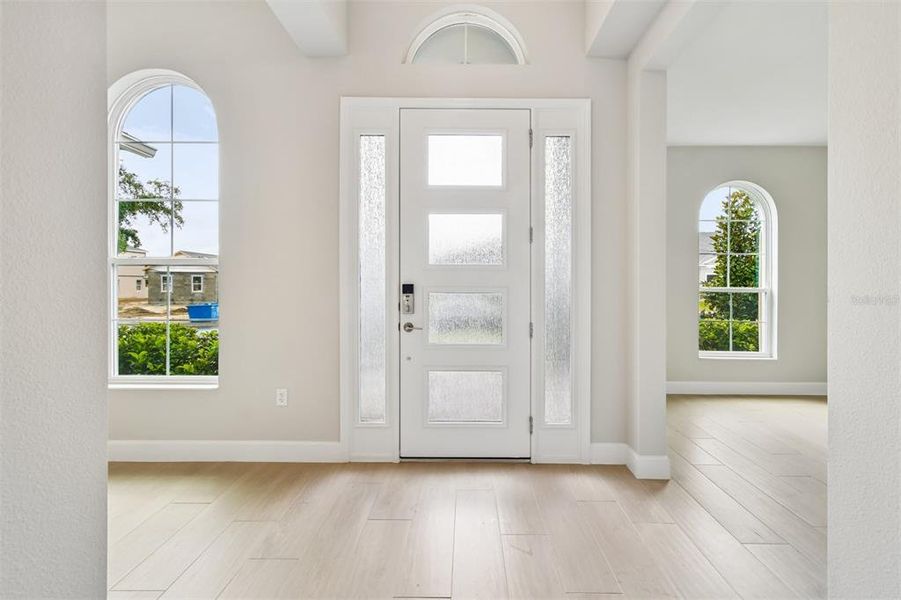 Spacious, unfurnished interior of a new home in Willow Run, Apopka (Image 33).