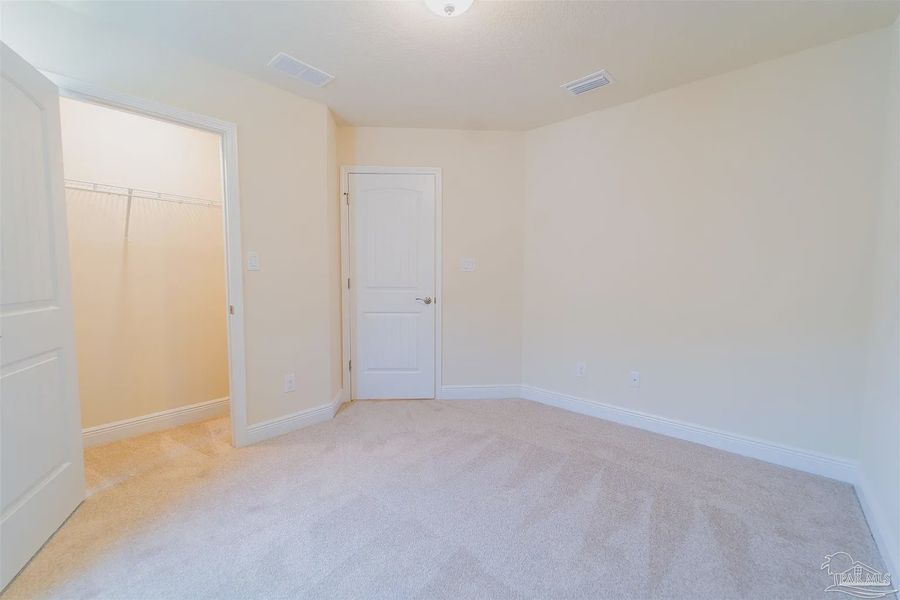 Spacious, unfurnished interior of a new home in Westpointe Place, Pensacola (Image 9).