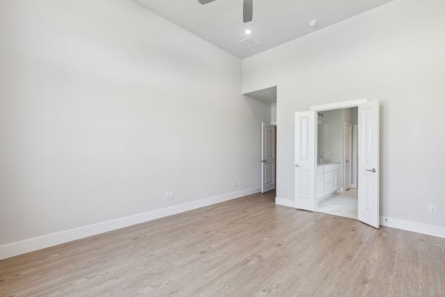 Spacious, unfurnished interior of a new home in Dove Hollow, Waxahachie (Image 25).