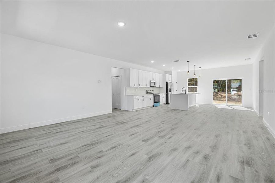 Spacious, unfurnished interior of a new home in , Citrus Springs (Image 28).