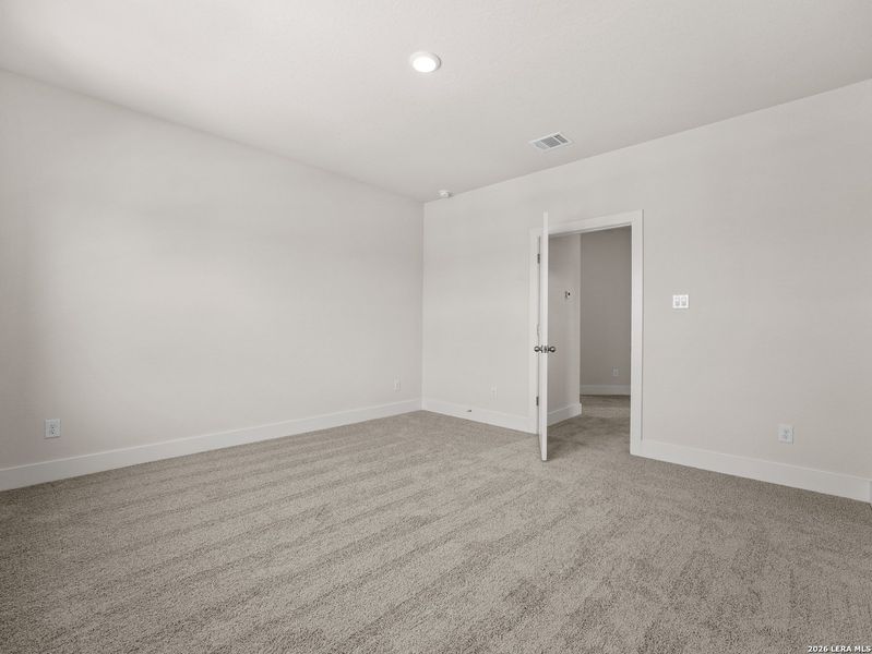 Spacious, unfurnished interior of a new home in Veranda, San Antonio (Image 26).