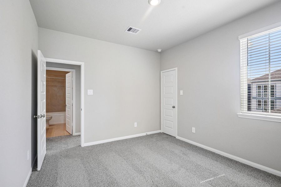 Spacious, unfurnished interior of a new home in Kemah Crossing - Luxe Series, Kemah (Image 33).