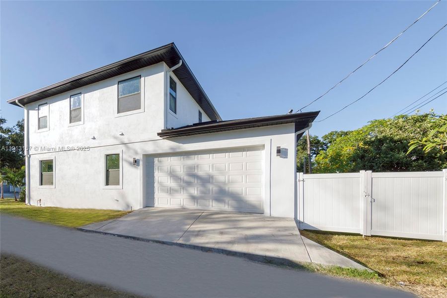 Exterior details and patio area of a home in , St. Petersburg (Image 19).