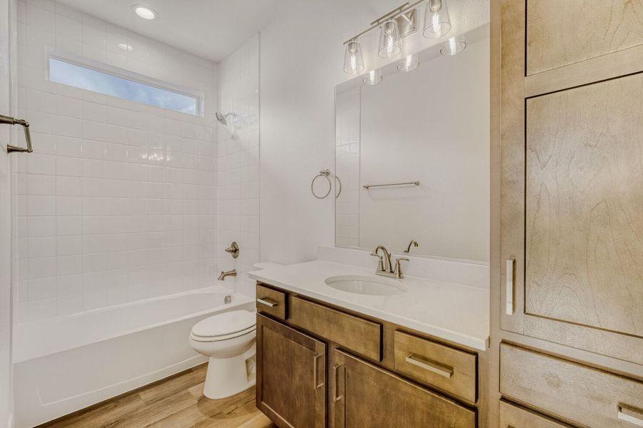 8118 Pennydale - Full Bathroom