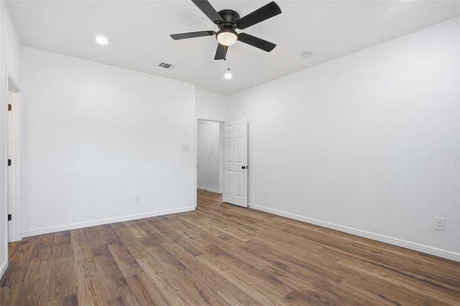 Spacious, unfurnished interior of a new home in , Granbury (Image 24).