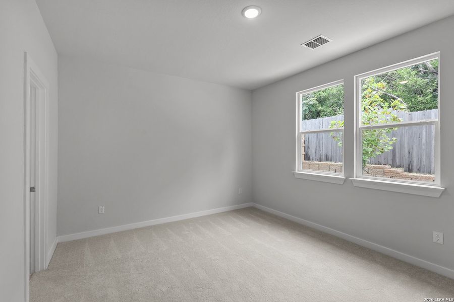 Spacious, unfurnished interior of a new home in Rosemont Hill, San Antonio (Image 19).