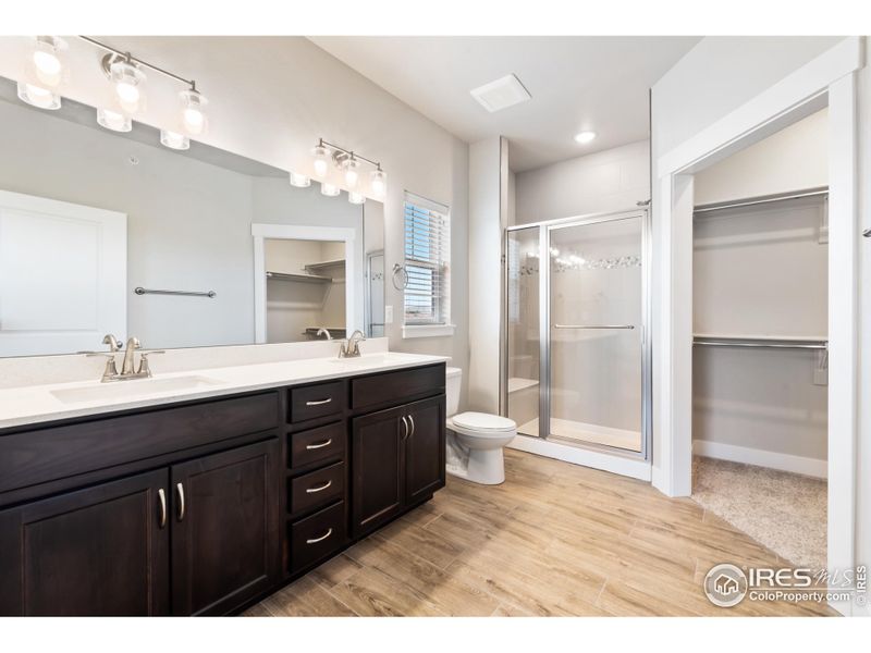 Primary bathroom w/ dual vanity & walk-in closet