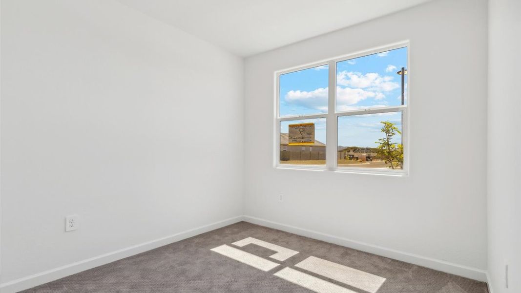Spacious, unfurnished interior of a new home in Entrada Del Oro, Gold Canyon (Image 24).