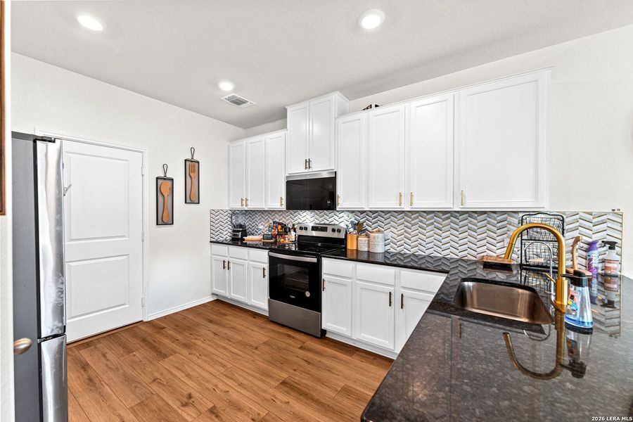 Furnished interior view inside a new home in Berry Springs, Georgetown (Image 33).