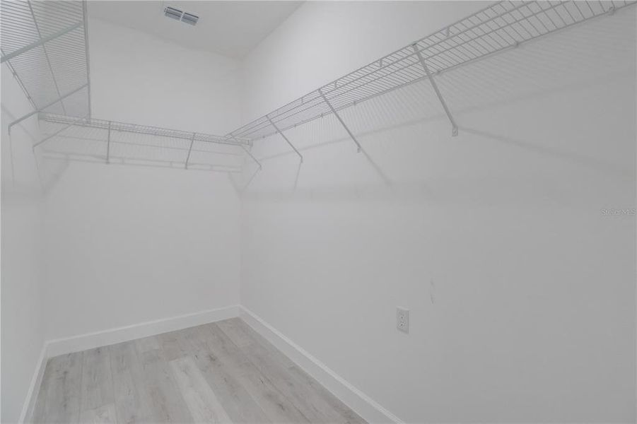 Spacious, unfurnished interior of a new home in , Ocala (Image 8).