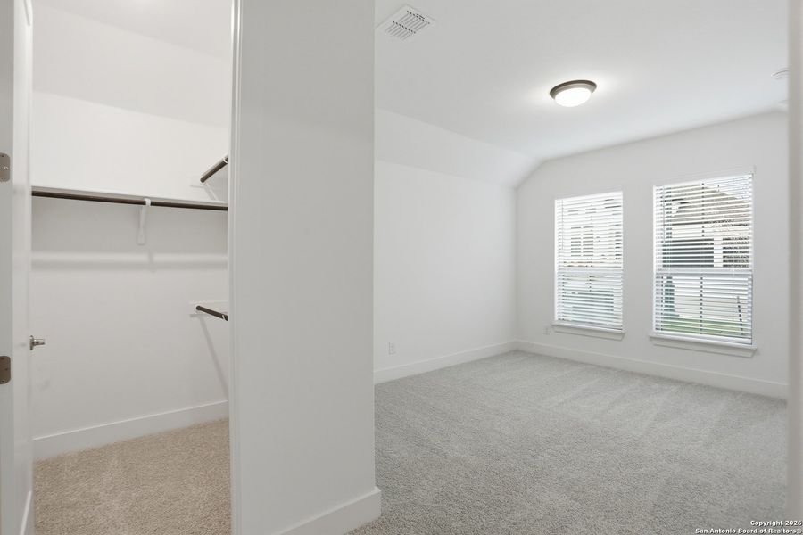 Spacious, unfurnished interior of a new home in Kinder Ranch - 70', San Antonio (Image 23).