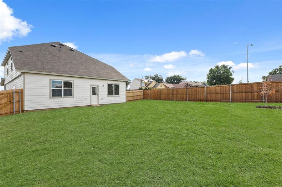 Exterior details and patio area of a home in Sycamore Landing, Fort Worth (Image 2). Exterior details and patio area of a home in Sycamore Landing, Fort Worth (Image 2).