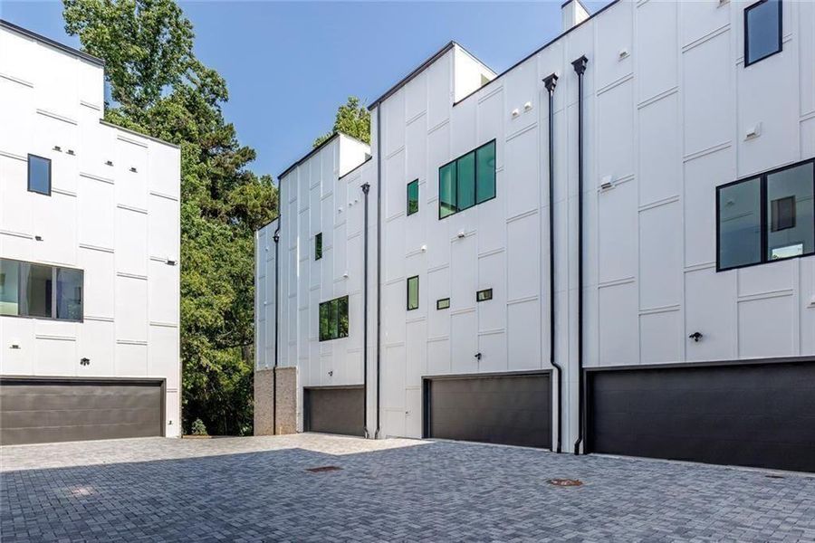 Condo located in Atlanta, GA showcasing its design and architecture (Image 4).