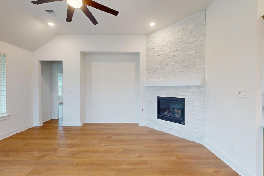 Spacious, unfurnished interior of a new home in Sorella, Tomball (Image 27).