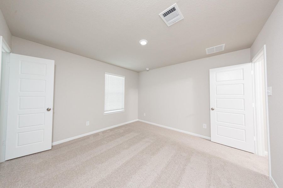 Spacious, unfurnished interior of a new home in Mackenzie Creek, Conroe (Image 16).