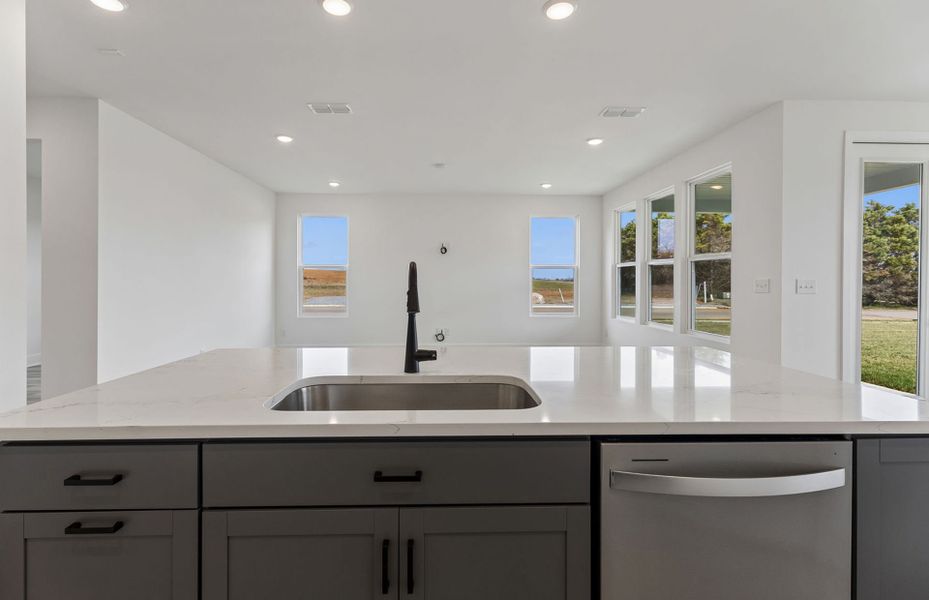 Representative interior finishes for a home built from the Mystique by Pulte Homes in Glenview Farms, Murfreesboro (Image 9).