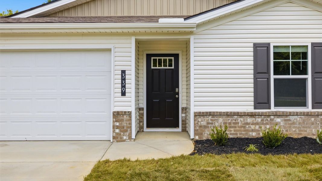Exterior details and patio area of a home in Emory Creek, Harriman (Image 3).