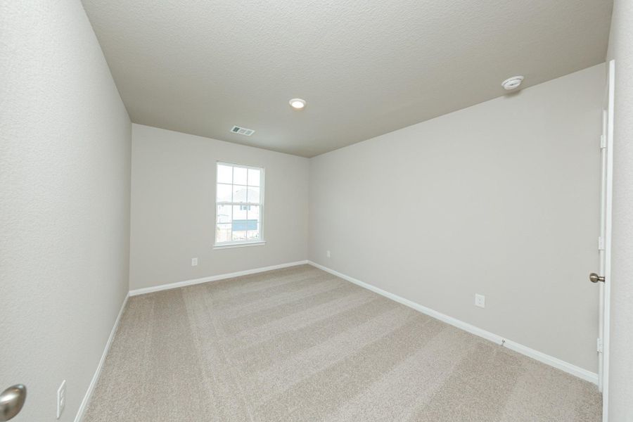 Spacious, unfurnished interior of a new home in Cliffstone Hills, Conroe (Image 13).