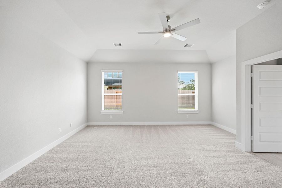 Spacious, unfurnished interior of a new home in Barton Creek Ranch, Conroe (Image 16).